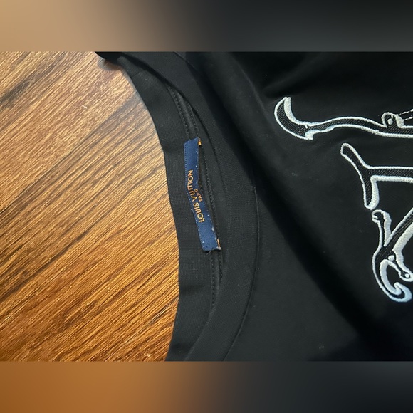 Louis Vuitton 2020 Black LV Pendant dripping logo - Picture 2 of 3